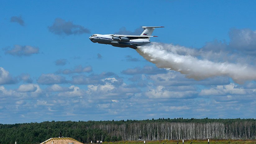 VIDEO: El avión Ilyushin Il-76 arroja por error 40 toneladas de agua sobre dos policías de tráfico