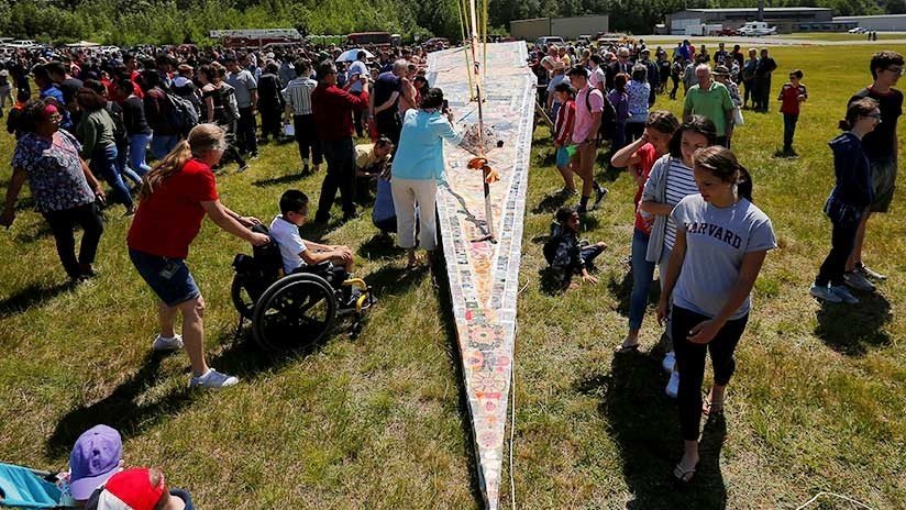 VIDEO: 'Lanzan' un gigantesco avión de papel para romper el récord Guinness