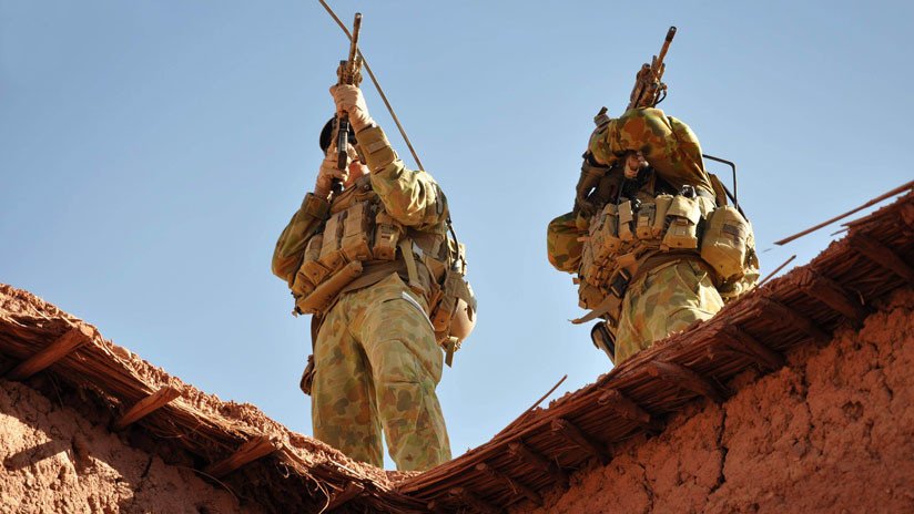 FOTO: Escándalo por la imagen de unos soldados australianos izando una bandera nazi en Afganistán 