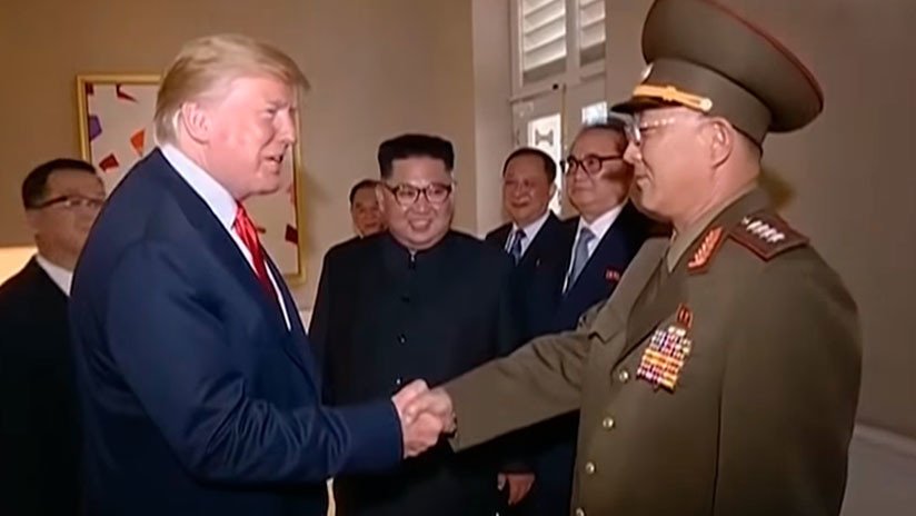 Trump protagoniza un momento incómodo con un alto militar norcoreano en Singapur (VIDEO)