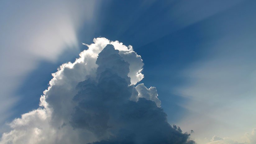 FOTO: Captan una inverosímil nube con forma de hongo sobre una playa de Alabama