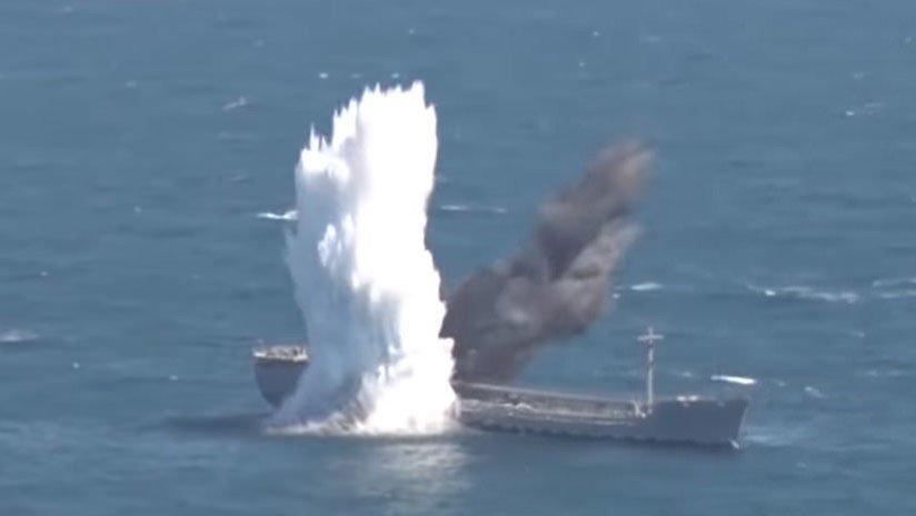 Un submarino turco hunde un buque durante unos ejercicios militares