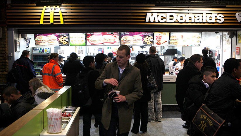 FUERTES IMÁGENES: Menores de edad pelean con cuchillos en un McDonald's londinense