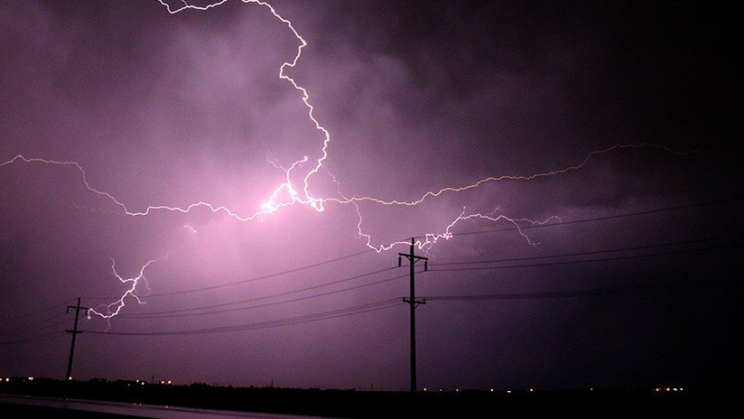 VIDEO: Graba una tormenta y se salva por los pelos del impacto de un rayo