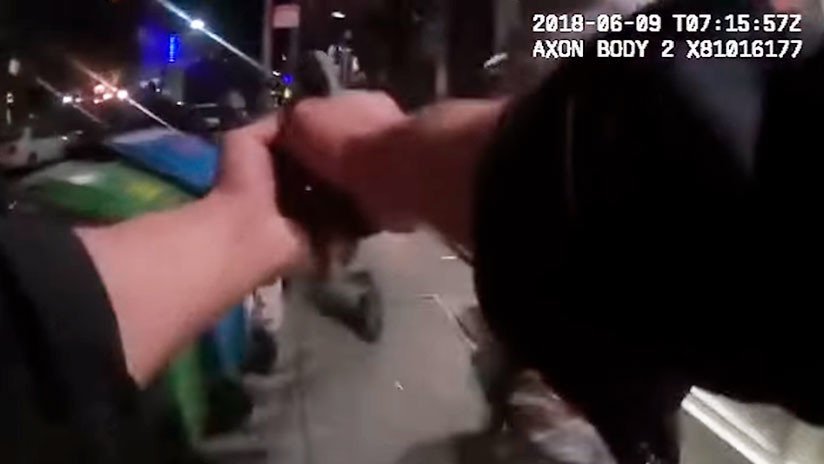 VIDEO:  Un policía dispara por la espalda a un joven que huía por una concurrida calle en EE.UU.