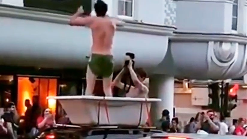 VIDEO: Dos hinchas pasean por el centro de Moscú en una bañera montada en un auto 