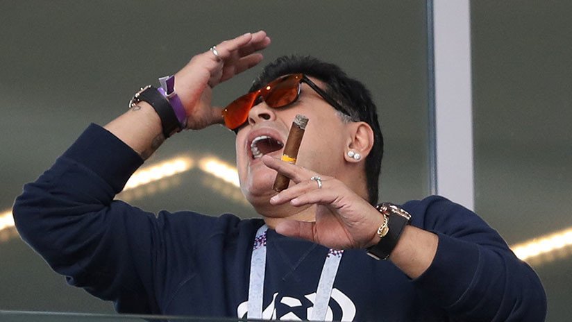 Maradona pide disculpas por fumarse un puro en el estadio durante el Argentina-Islandia