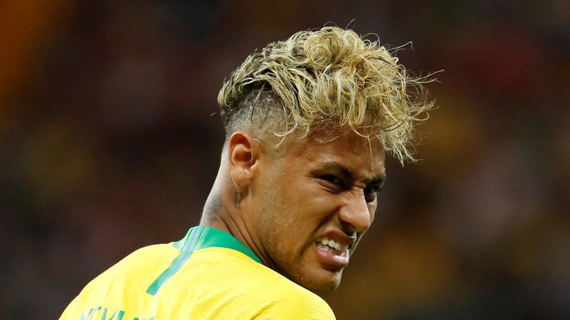 "Tiene un bol de fideos sobre la cabeza": La Red recibe con sarcasmo el peinado de Neymar (FOTOS)