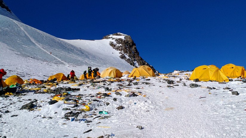 ¿Qué intentos se emprenden para limpiar el Everest de toneladas de basura?