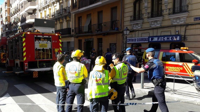 El derrumbe de las pasarelas de un bloque de viviendas en Madrid deja atrapados a varios vecinos