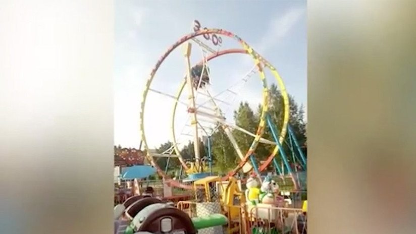 VIDEO: Visitantes de un parque de diversiones se quedan cinco minutos colgando boca abajo