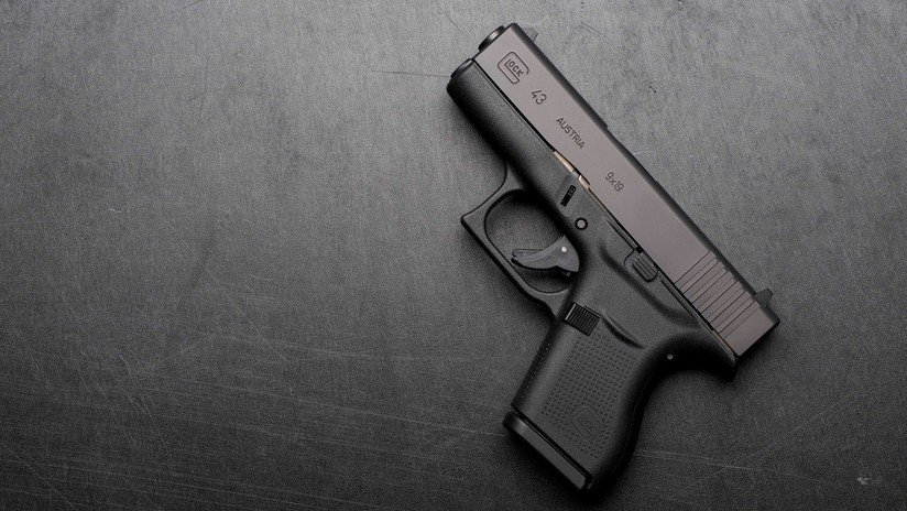 FUERTE VIDEO: Un hombre se dispara en la ingle por accidente con una pistola Glock 43