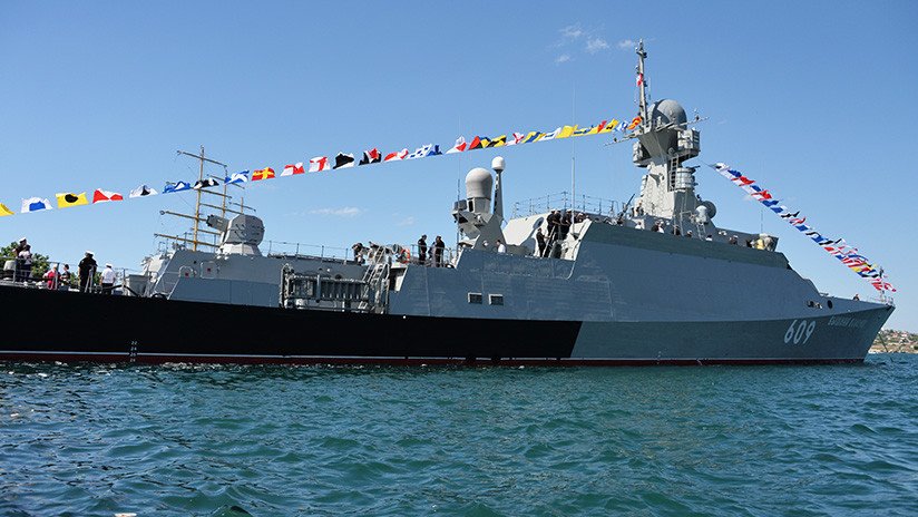 Corbeta portamisiles rusa completa ejercicios en el mar Negro