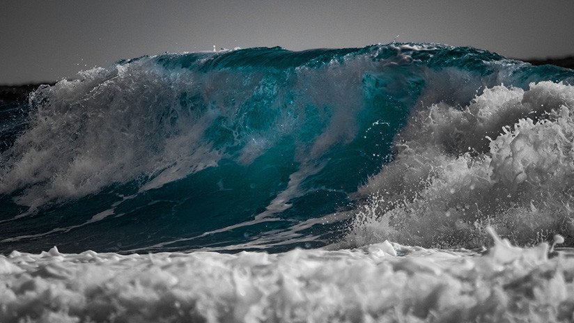 FUERTE VIDEO: Una enorme ola arrastra a un turista, que muere succionado por el mar