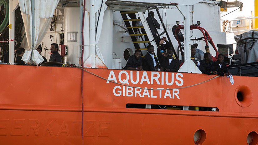 Desalojan a estudiantes españoles para dar campo a migrantes del barco Aquarius