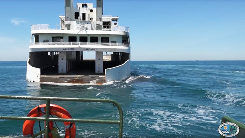 Un naufragio para un fin noble: filman cómo hunden un ferry con un insólito propósito (VIDEO)