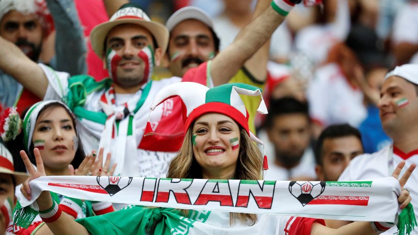 Mujeres y hombres iraníes por primera vez pueden ver juntos un partido de fútbol en un estadio
