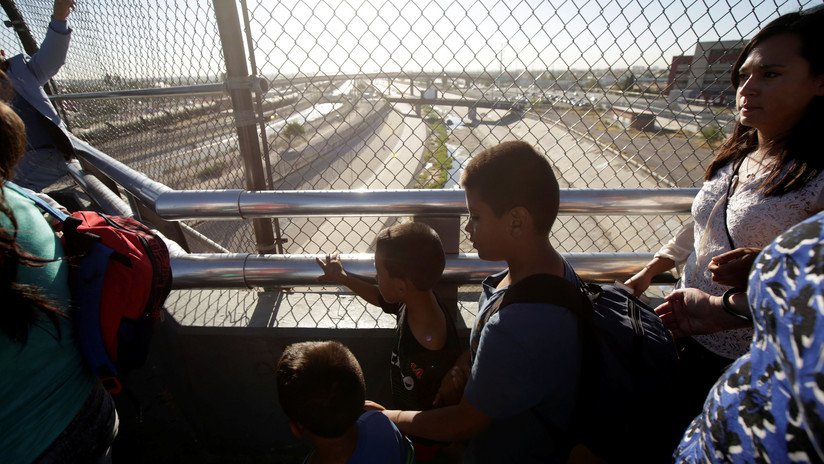 Reportan que EE.UU. deja de procesar a los indocumentados que cruzan la frontera con niños