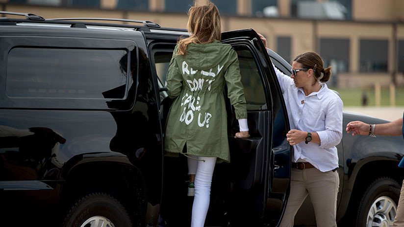 "No me importa": Melania Trump luce una polémica chaqueta en su visita a los niños en la frontera
