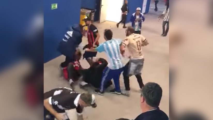 VIDEO: Hinchas argentinos pegan a dos aficionados croatas de manera brutal