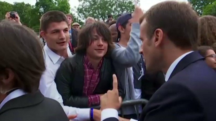 El adolescente que fue reprimido por Macron está "abatido" y "se ha encerrado en casa"