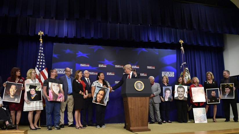 FOTOS: ¿Trump autografió retratos de personas asesinadas por inmigrantes indocumentados?