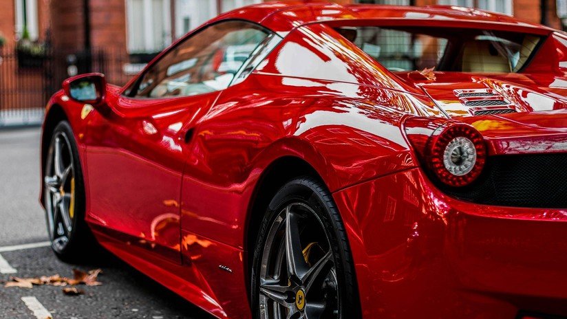 VIDEO: Momento exacto en el que una joven destroza un lujoso Ferrari poco después de alquilarlo