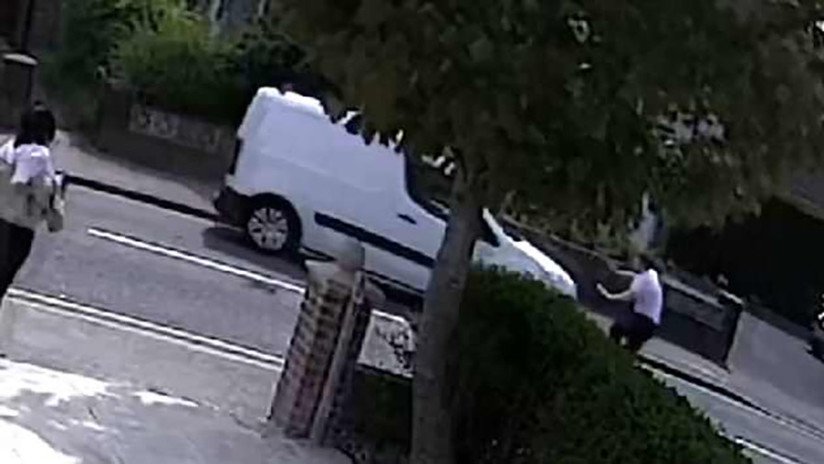 VIDEO: Agreden y atropellan a un hombre con una furgoneta robada en pleno día