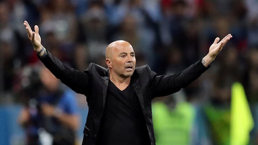 FOTO: El técnico argentino expone por descuido su libreta con tácticas para el juego contra Nigeria