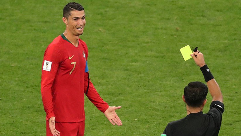 "¡Se tendría que haber ido!": Furia en la Red por la tarjeta roja anulada a Cristiano Ronaldo