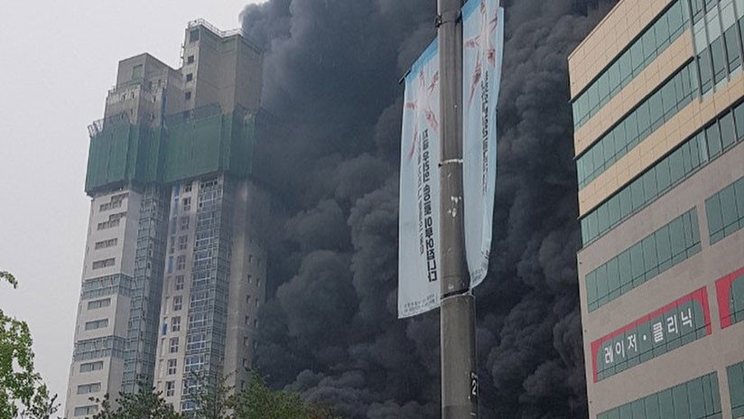 VIDEOS, FOTOS: Varios muertos y heridos en el incendio de un rascacielos en Corea del Sur