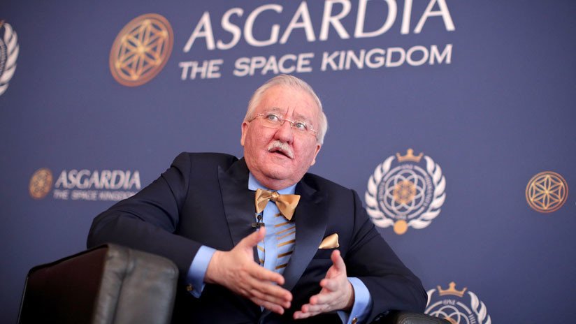 VIDEO: La primera nación espacial (e inexistente) inviste a su jefe de Estado