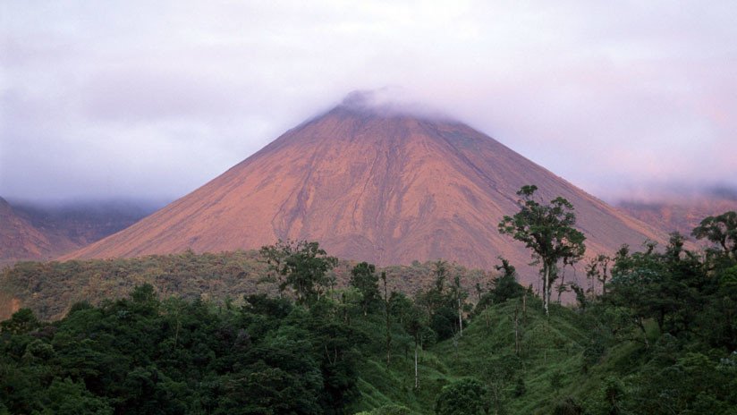 Ecuador: Alertan sobre posible erupción del volcán Reventador a 90 kilómetros de Quito