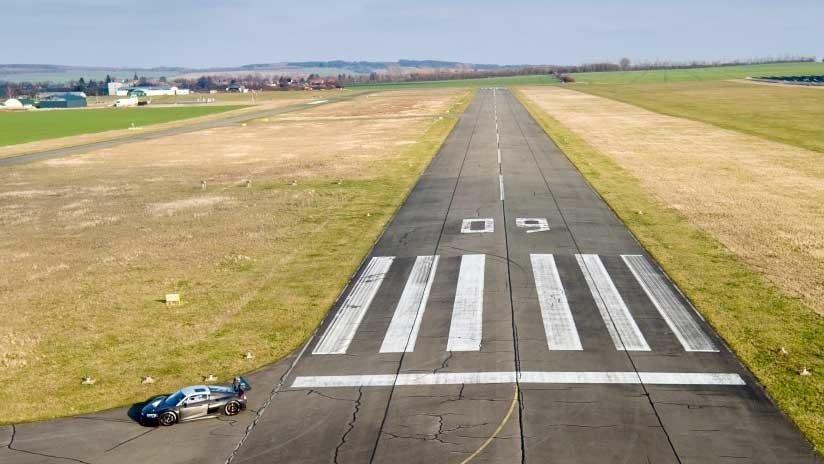 VIDEOS: Arrestan a un joven que ingresó semidesnudo a la pista de un aeropuerto de EE.UU.