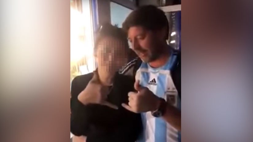 Hincha argentino hace repetir obscenidades a una mujer (VIDEO)
