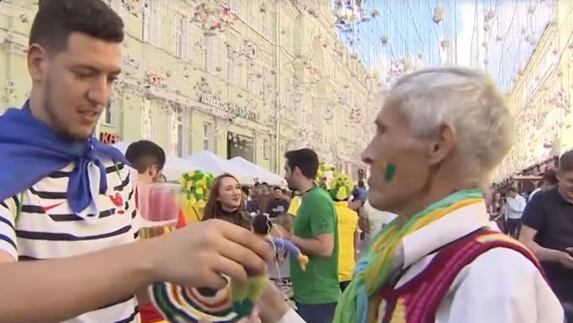 Video: Cálida acogida: Un pensionista ruso teje regalos para los hinchas del Mundial