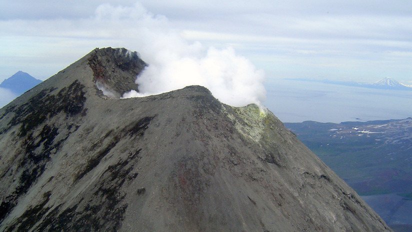 La inminente erupción de un volcán en Alaska podría paralizar vuelos transpacíficos