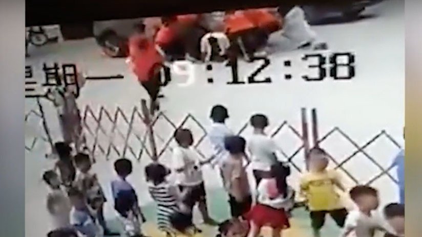 VIDEO: Seis mujeres levantan un todoterreno y liberan a un hombre atrapado bajo las ruedas