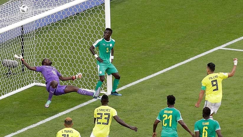 "Aquí, relajado": Un jugador senegalés descansa sobre el arco mientras Colombia marca un gol