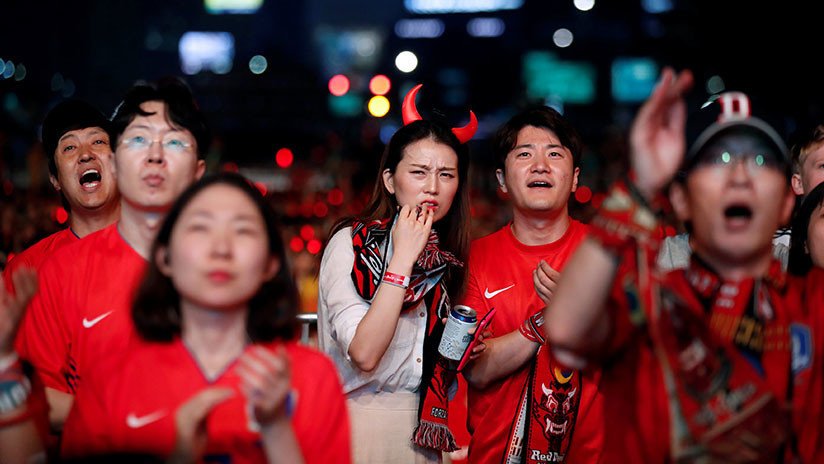 VIDEO: A 'huevazos' reciben a la selección de Corea del Sur tras su eliminación del Mundial