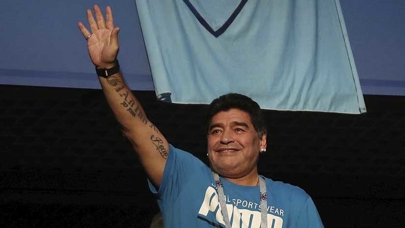¿Qué le da Maradona en secreto a un aficionado a través de un apretón de manos? (VIDEO)