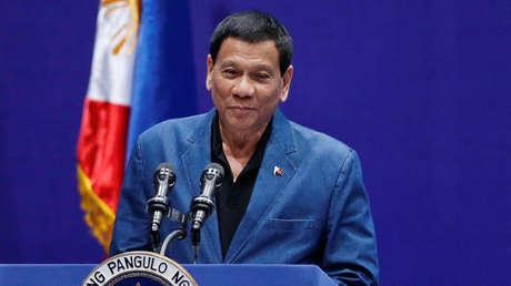 VIDEO: Duterte besa en la boca a una joven a cambio de un libro y provoca la ira de las feministas