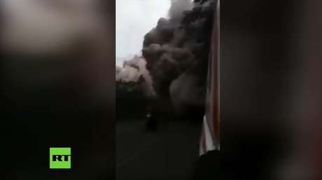 En plena erupción: Pasajero de una camioneta filma cómo es 'engullido' por una nube de cenizas