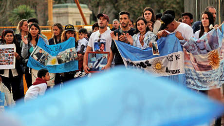 "Que se resuelva de una vez": Familiares del ARA San Juan se encadenan en la Plaza de Mayo