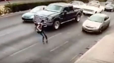 VIDEO: Chica con tacones resbala y es arrollada mientras cruza indebidamente una calle en México