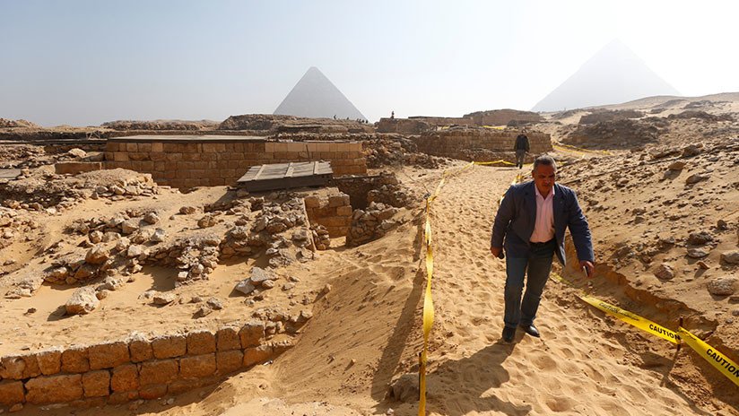 FOTOS: Descubren una estatua de una divinidad en la primera pirámide del Antiguo Egipto