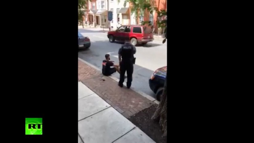 FUERTE VIDEO: Un policía de EE.UU. usa un táser contra una persona sentada