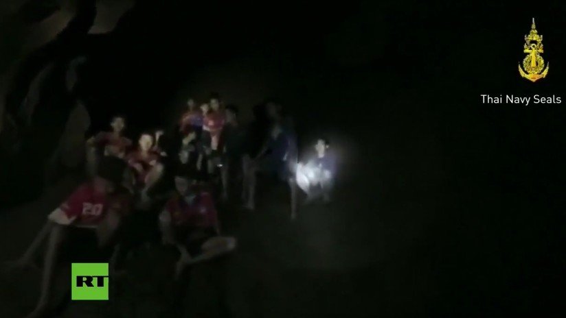 PRIMERAS IMÁGENES: El momento en que hallan con vida a los niños perdidos en una cueva en Tailandia