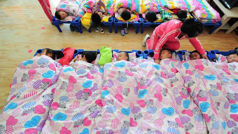 Detienen a dos maestras chinas que pincharon a niños con sujetapapeles por negarse a dormir (VIDEO)