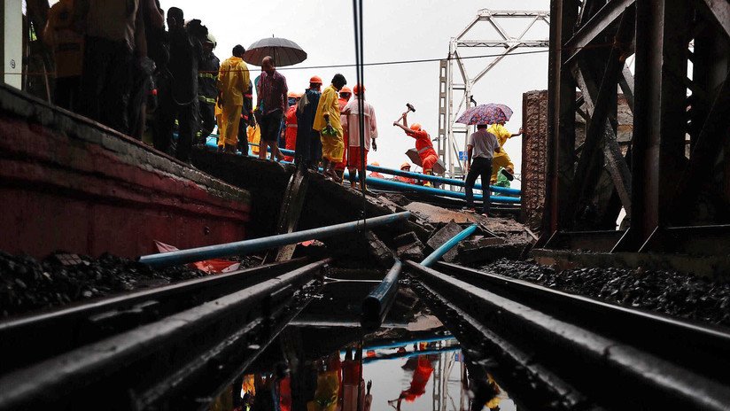 FOTOS: Al menos seis heridos tras colapso de un puente por fuertes lluvias en la India